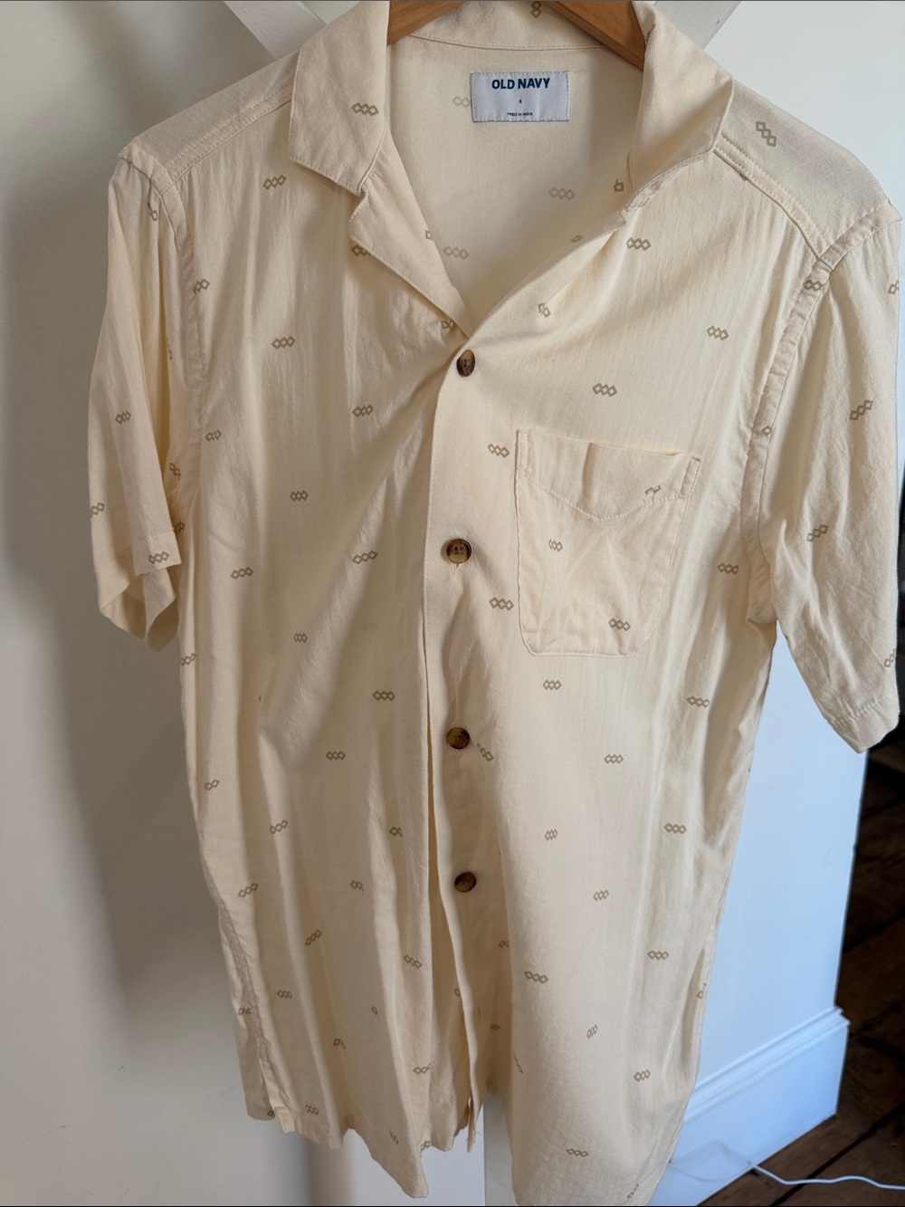 Old Navy Men's Cream Short-Sleeve Button-Down Shirt with Subtle Print